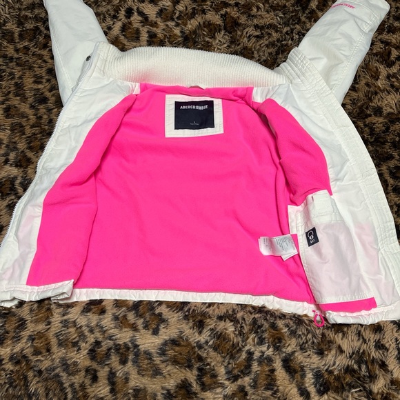 Abercrombie & Fitch Women's Cream Puffer Jacket with Pink Lining - Picture 4 of 8